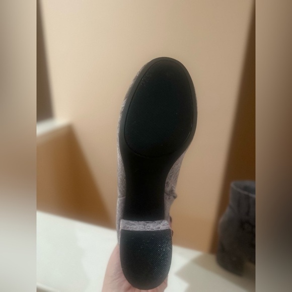 Women’s Zigi Soho Nydia Gray Paisley Velvet Ankle Booties. Size 9.5. - Picture 5 of 8